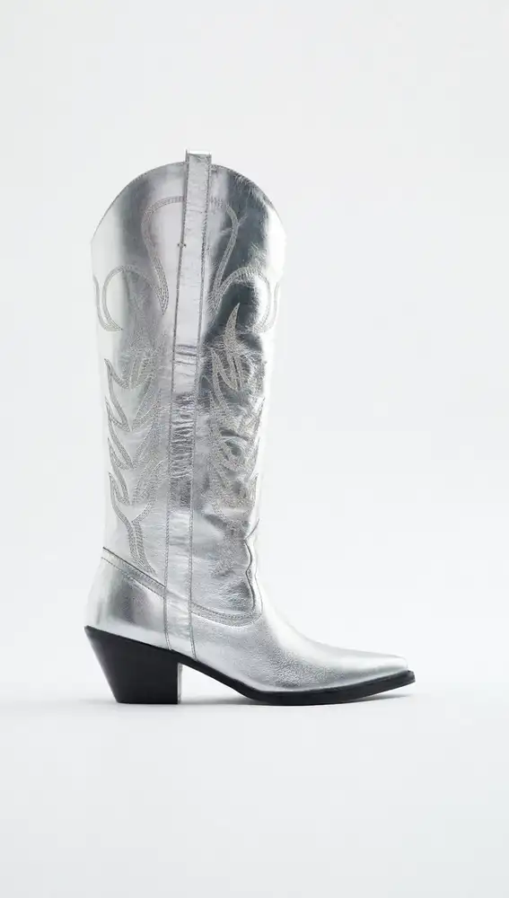 Las botas cowboy plateadas de ZARA son la nueva fantasía (con y vestidos) para chicas que aman tendencias