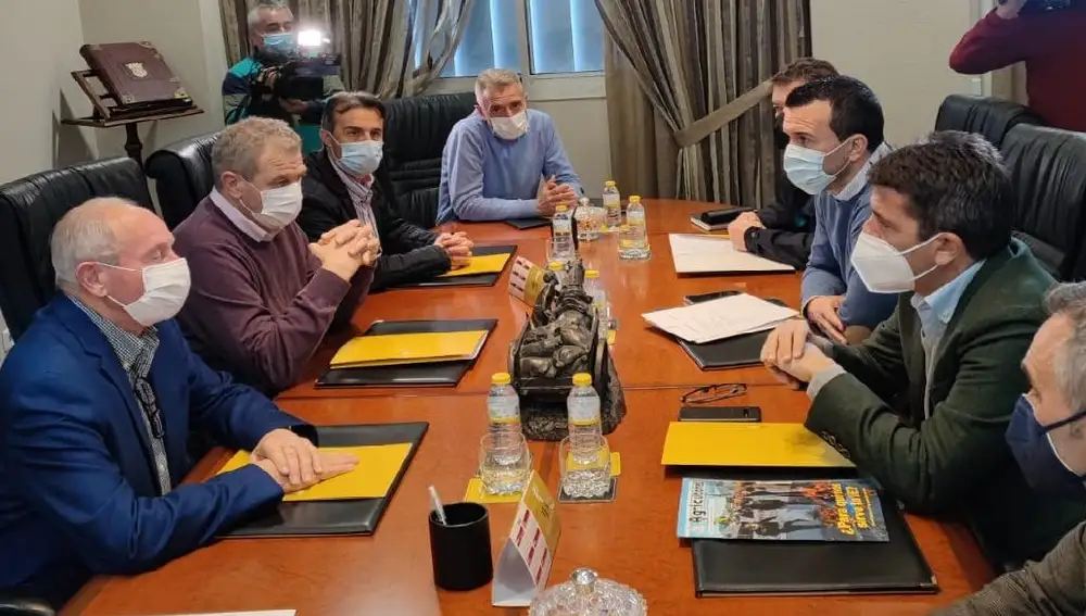 El presidente de AVA, Cristóbal Aguado, se ha reunido con el presidente del PPCV, Carlos Mazón, acompañado del presidente provincial del PP en Valencia Vicent Mompó y el portavoz de Agricultura en Les Corts, Miguel Barrachina
