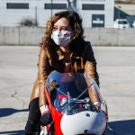 La presidenta de la Comunidad de Madrid, Isabel Díaz Ayuso, prueba una moto durante una visita a las nuevas instalaciones del Circuito del Jarama que, a partir de ahora, pasa a denominarse Circuito de Madrid Jarama RACE, Circuito de Madrid Jarama - RACE, a 1 de febrero de 2022, en San Sebastián de los Reyes, Madrid (España). Sus nuevas instalaciones, diseñadas con el objetivo de que el Circuito recupere el protagonismo en el ámbito del motor, forman parte del Plan Jarama 2021. Dicho proyecto se ha centrado en la renovación de las instalaciones y servicios; el desarrollo de nuevas estrategias de marketing; el relanzamiento de la actividad deportiva; y el diseño de productos y experiencias orientadas a los eventos.01 FEBRERO 2022;JARAMA;CIRCUITO;MADRID;AYUSO;RACEAlejandro Martínez Vélez / Europa Press01/02/2022