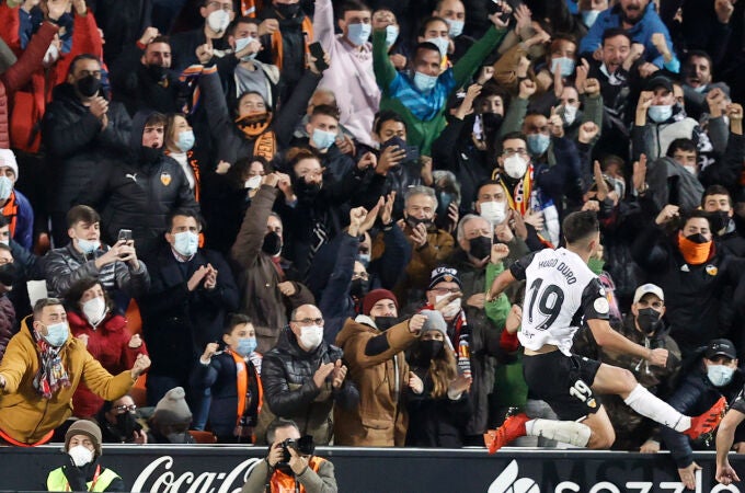 Hugo Duro celebra el gol que marcó ante el Cádiz y que supuso el pase del Valencia a las semifinales de la Copa del Rey