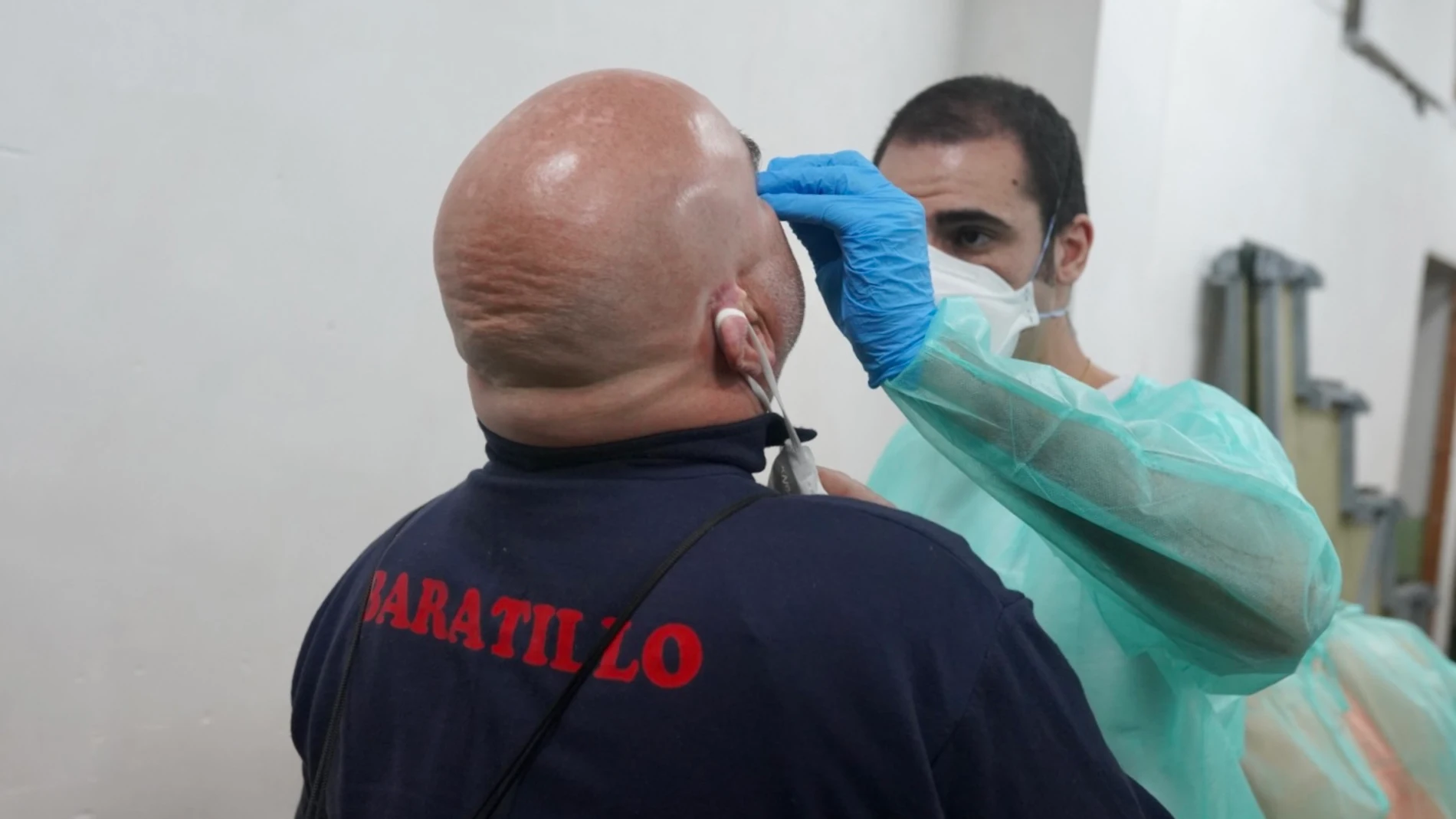Un costalero se somete a un test de antígenos durante el primer ensayo de costaleros de la Hermandad del Baratillo