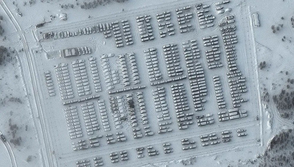 Una vista más cercana de los vehículos militares en Yelnya, Rusia, se ve en esta imagen del satélite Maxar tomada el 19 de enero de 2022