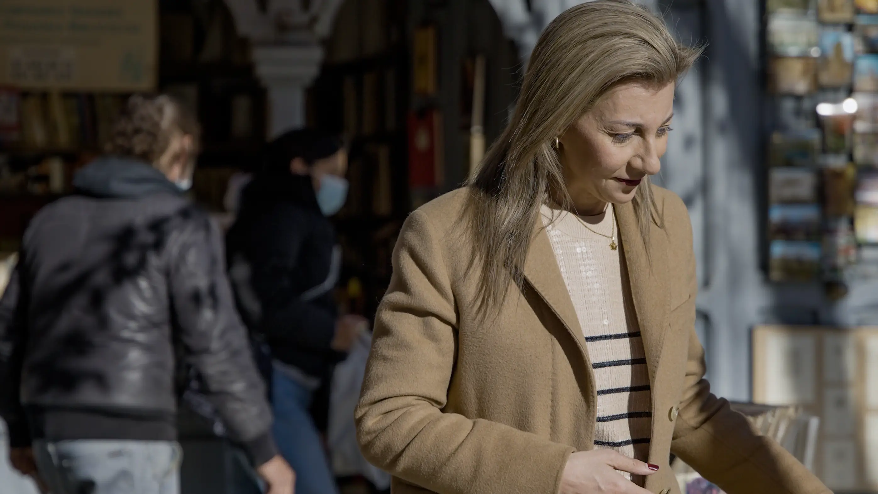 La escritora en la Cuesta Moyano