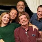 Doug Olson, uno de los primeros participantes en el ensayo clínico de células CAR T en el Centro Oncológico Abramson de Penn, celebra su 75 cumpleaños