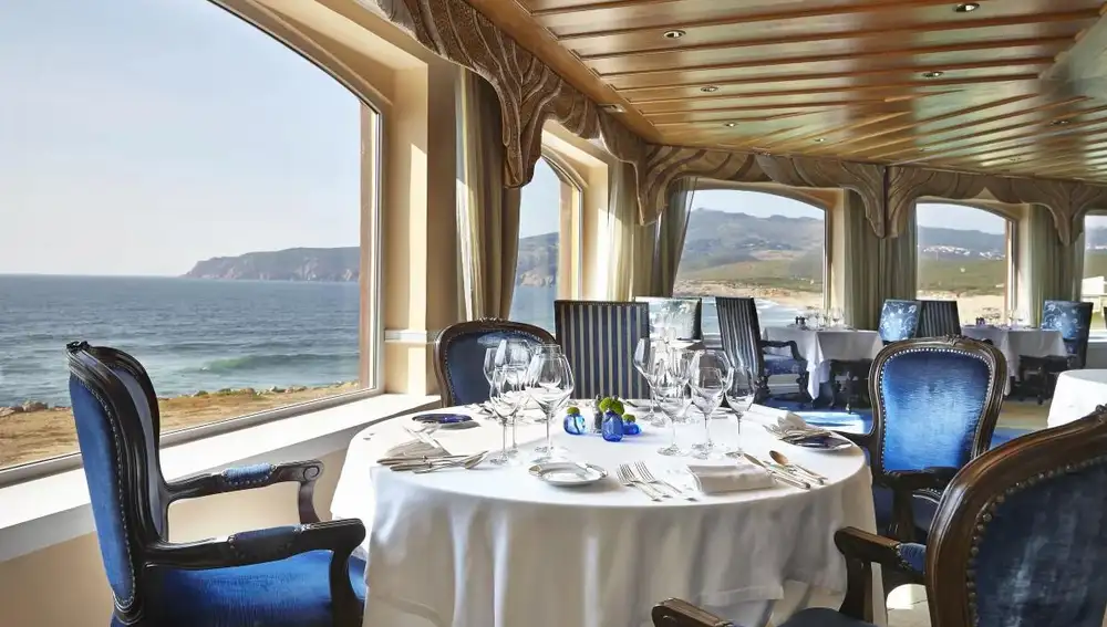 Detalle de comedor con preciosas vistas al océano Atlántico