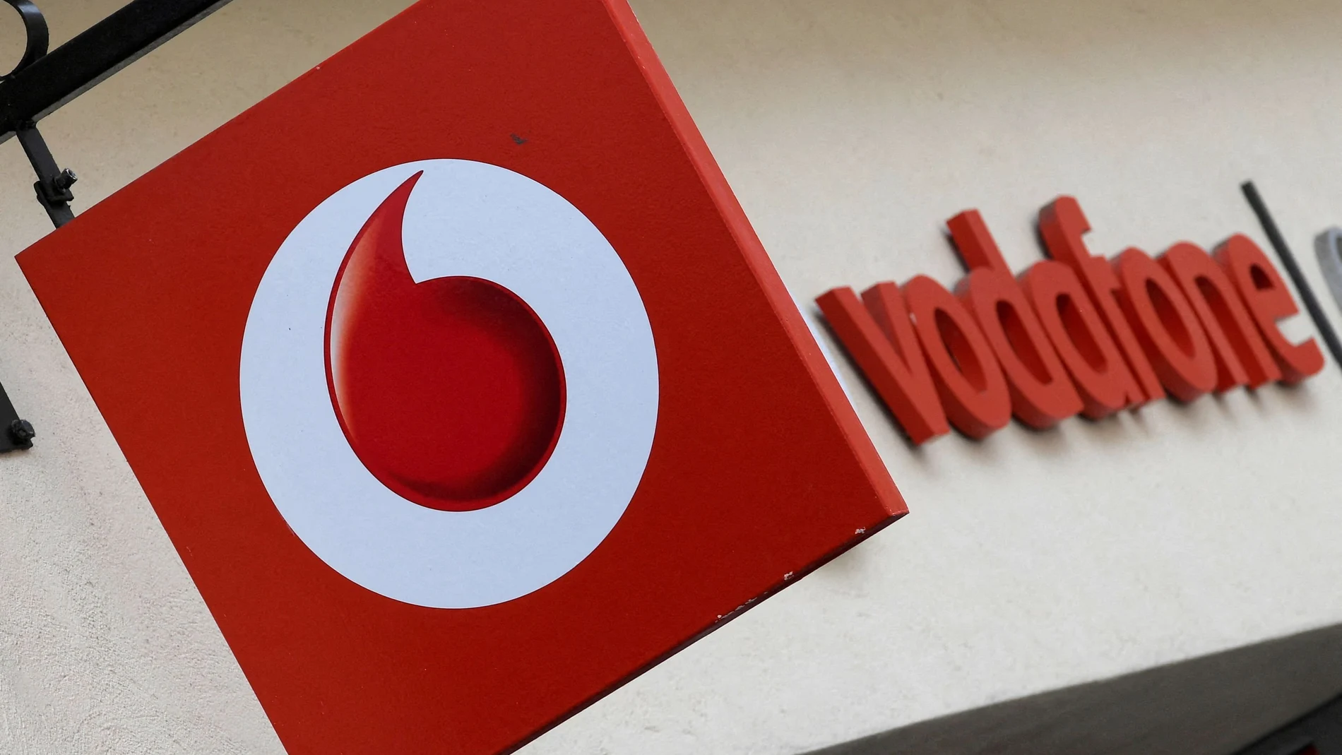 Logo de Vodafone en una de sus tiendas de Reino Unidos