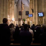 Misa de la Candelaria en la Catedral de la Almudena en Madrid. La Fiscalía General del Estado ha ordenado este lunes a los 17 fiscales superiores de toda España que le remitan en un plazo de 10 días todos los procedimientos penales (denuncias y querellas) en tramitación referidos a agresiones y abusos sexuales a menores de edad en el seno de congregaciones, colegios o cualquier institución religiosa. Todos ellos “incoados tanto en sede judicial como fiscal”. Con ello, la Fiscalía pretende tener una radiografía sobre el problema de la pederastia en el seno de la Iglesia La Iglesia ha abierto una gran investigación, sin precedentes en España, de 251 miembros del clero y algunos seglares de instituciones religiosas acusados de abusos a menores.
