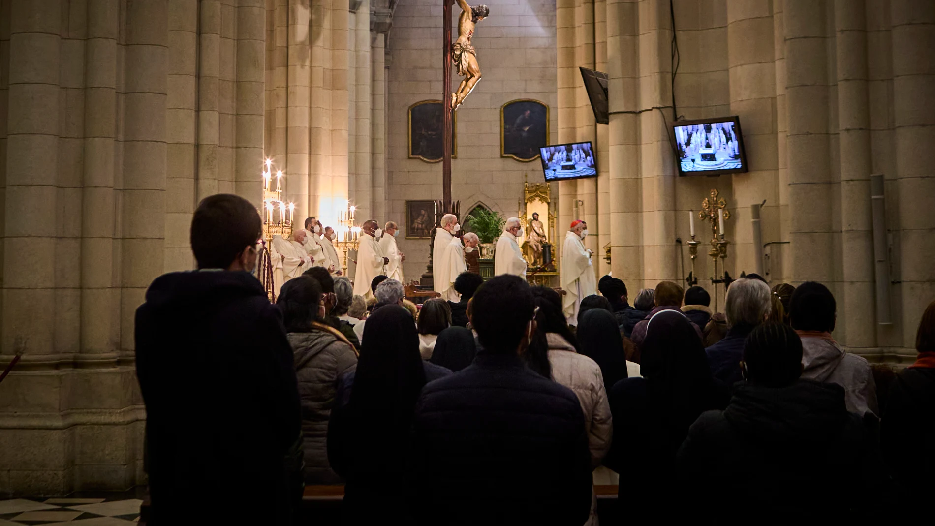 Misa de la Candelaria en la Catedral de la Almudena en Madrid. La Fiscalía General del Estado ha ordenado este lunes a los 17 fiscales superiores de toda España que le remitan en un plazo de 10 días todos los procedimientos penales (denuncias y querellas) en tramitación referidos a agresiones y abusos sexuales a menores de edad en el seno de congregaciones, colegios o cualquier institución religiosa. Todos ellos “incoados tanto en sede judicial como fiscal”. Con ello, la Fiscalía pretende tener una radiografía sobre el problema de la pederastia en el seno de la Iglesia La Iglesia ha abierto una gran investigación, sin precedentes en España, de 251 miembros del clero y algunos seglares de instituciones religiosas acusados de abusos a menores.