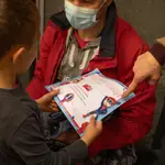 Un niño recibe su certificado de vacunación en Burdeos, Francia