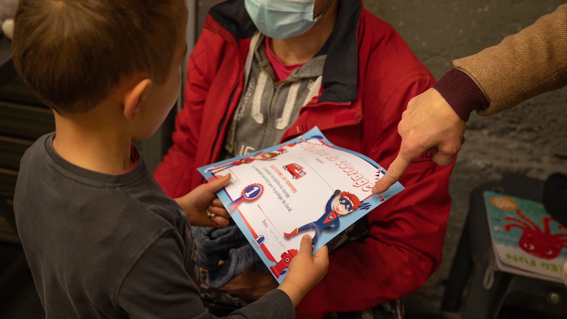 Un niño recibe su certificado de vacunación en Burdeos, Francia