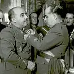 José Enrique Varela (dcha.) junto a Franco