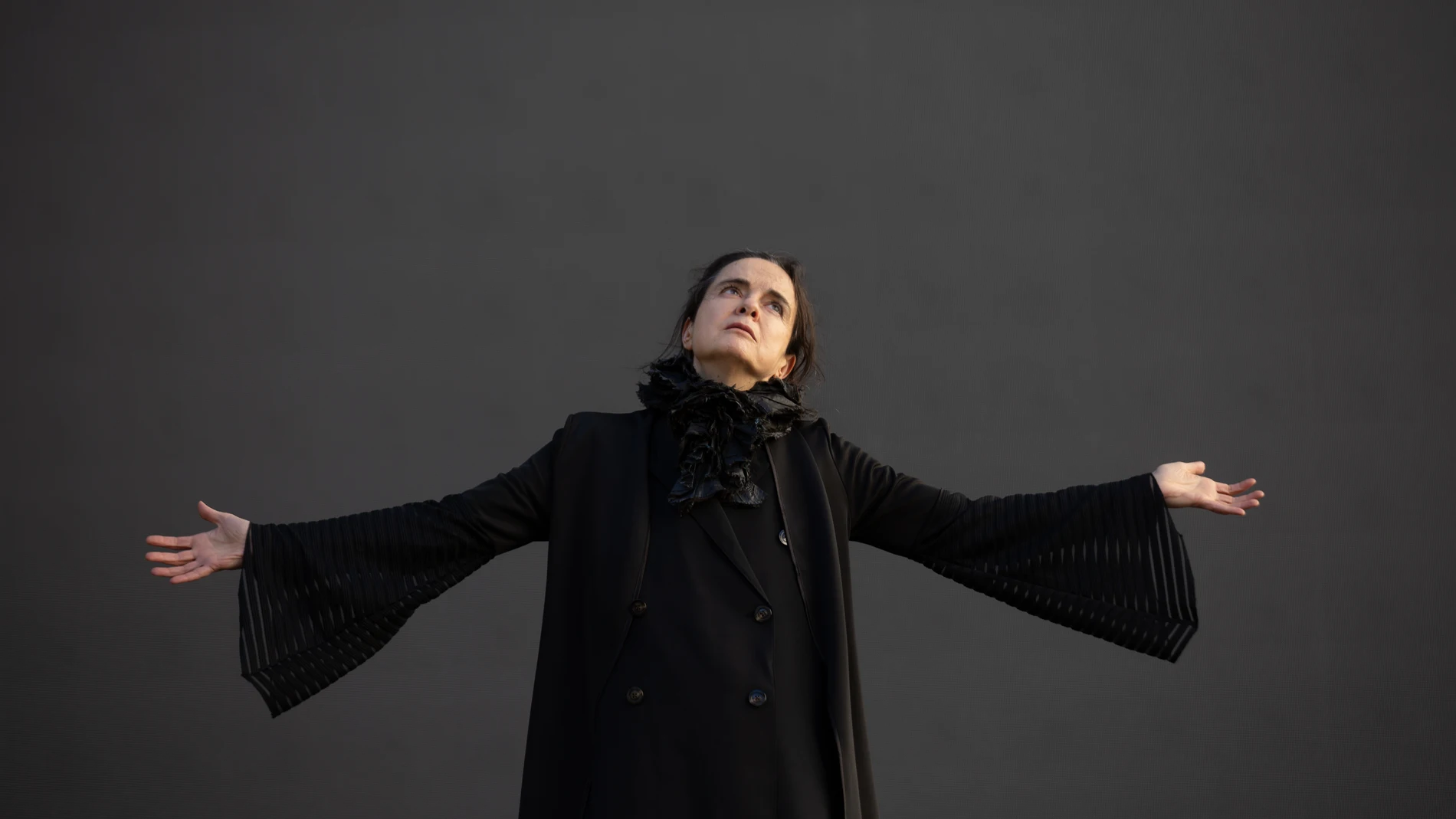 La escritora, Amélie Nothomb, posa durante la presentación de su novela 'Sed', en el Centre de Cultura Contemporània de Barcelona