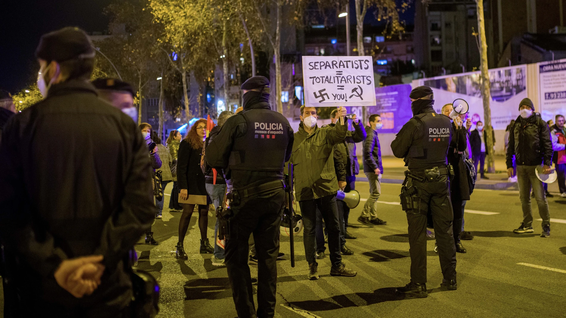 Un grupo de personas se concentra en la avenida Meridiana de Barcelona, a 1 de febrero de 2022, en Barcelona, Cataluña (España).