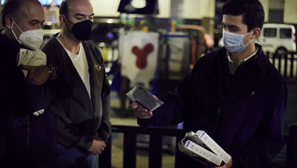 Reparto de mascarillas en el ensayo