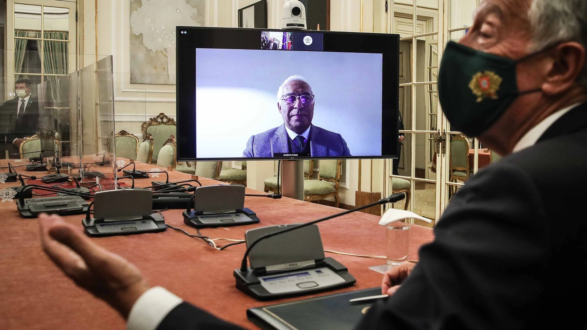 El presidente portugués, Marcelo Rebelo de Sousa, conversa este miércoles por videoconferencia con el líder socialista, Antonio Costa