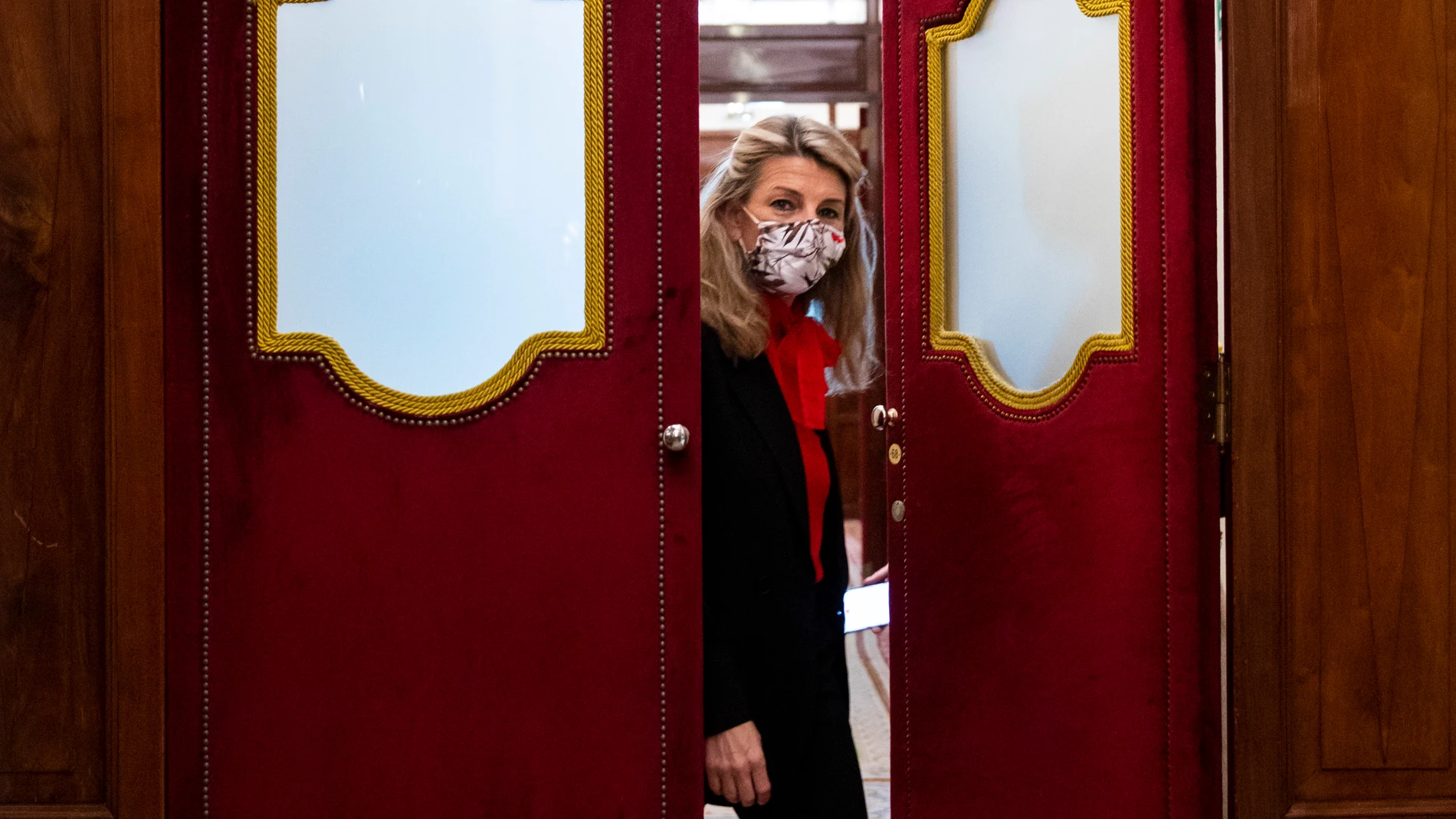 La Ministra Yolanda Díaz en el Congreso saliendo del salón del Gobierno.