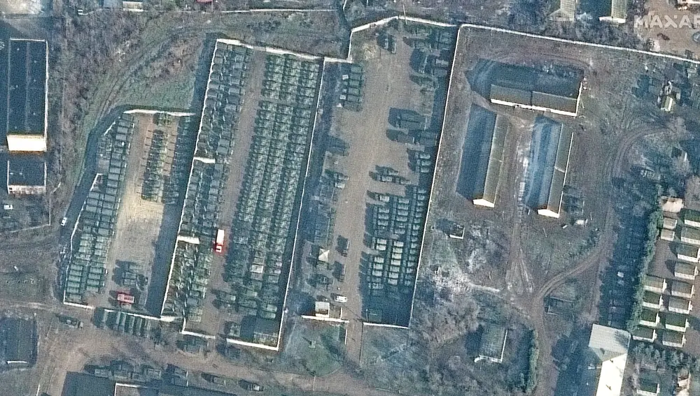 Esta imagen de satélite proporcionada por Maxar Technologies muestra a las tropas reunidas en Bakhchysarai, Crimea