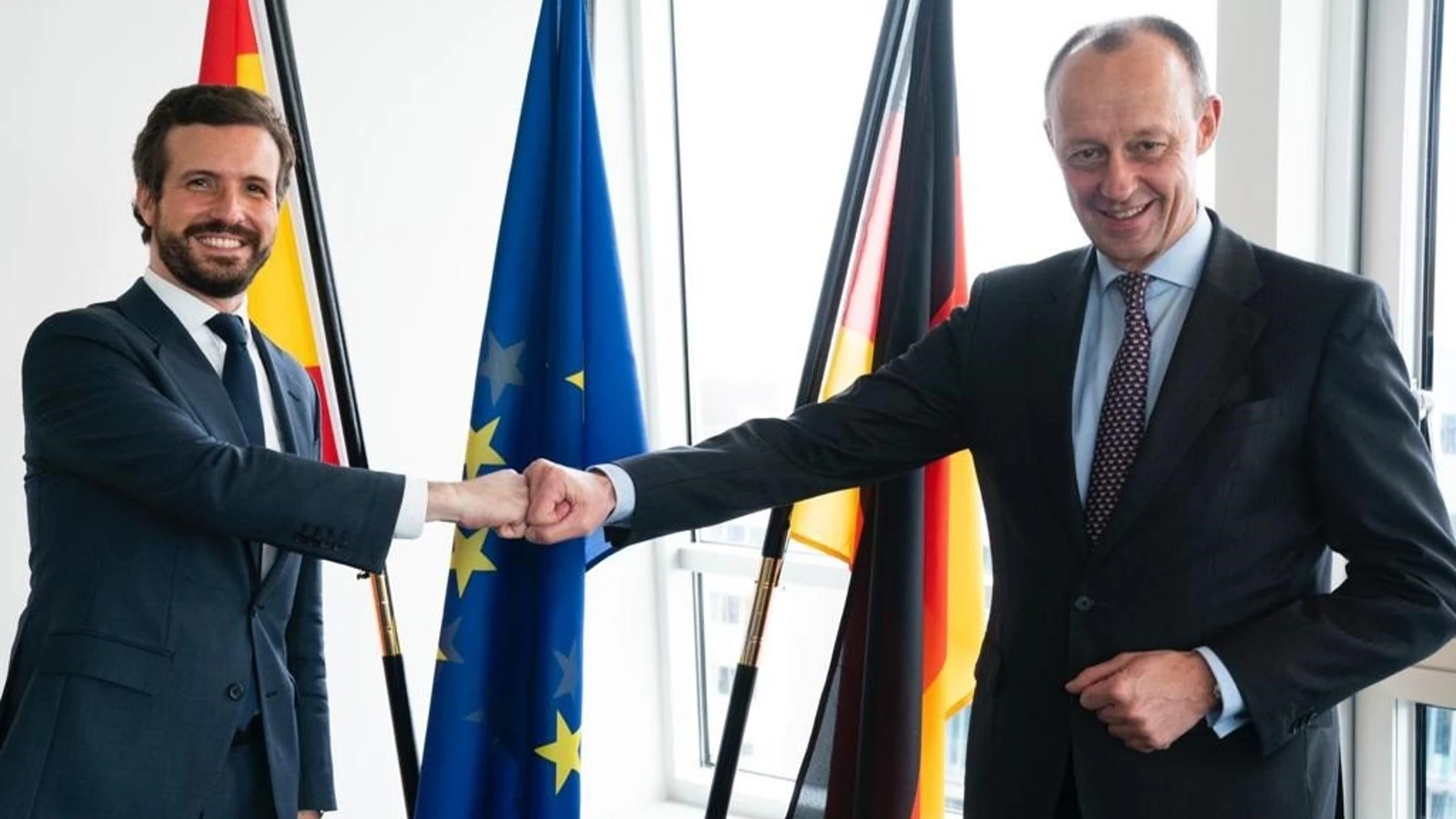 El líder del PP, Pablo Casado junto al presidente de la CDU, Friedrich Merz, en su encuentro en Berlín