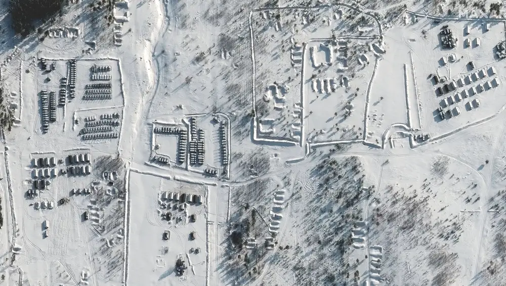 Esta imagen de satélite proporcionada por Maxar Technologies muestra a las tropas reunidas en un campo de entrenamiento en Pogonovo, Rusia