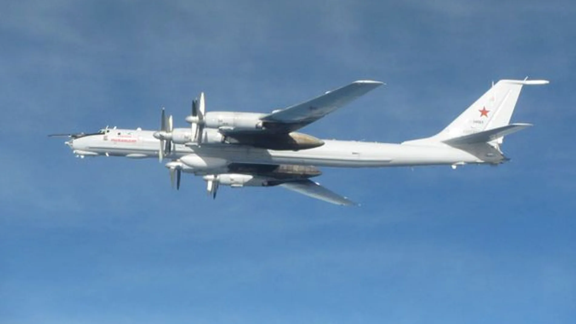 Un avión ruso Tu-95 como el que fue detectado por la aviación británica