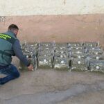 Se han intervenido más de 30 kg de cogollos de marihuana, maquinaria para su preparación y envasado, 5 vehículos, 15.000 euros en metálico, un arma simulada y una escopeta de aire comprimido