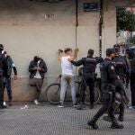 La Policía Nacional ha desplegado este jueves un amplio dispositivo contra la delincuencia en el barrio de Orriols de la ciudad de Valencia