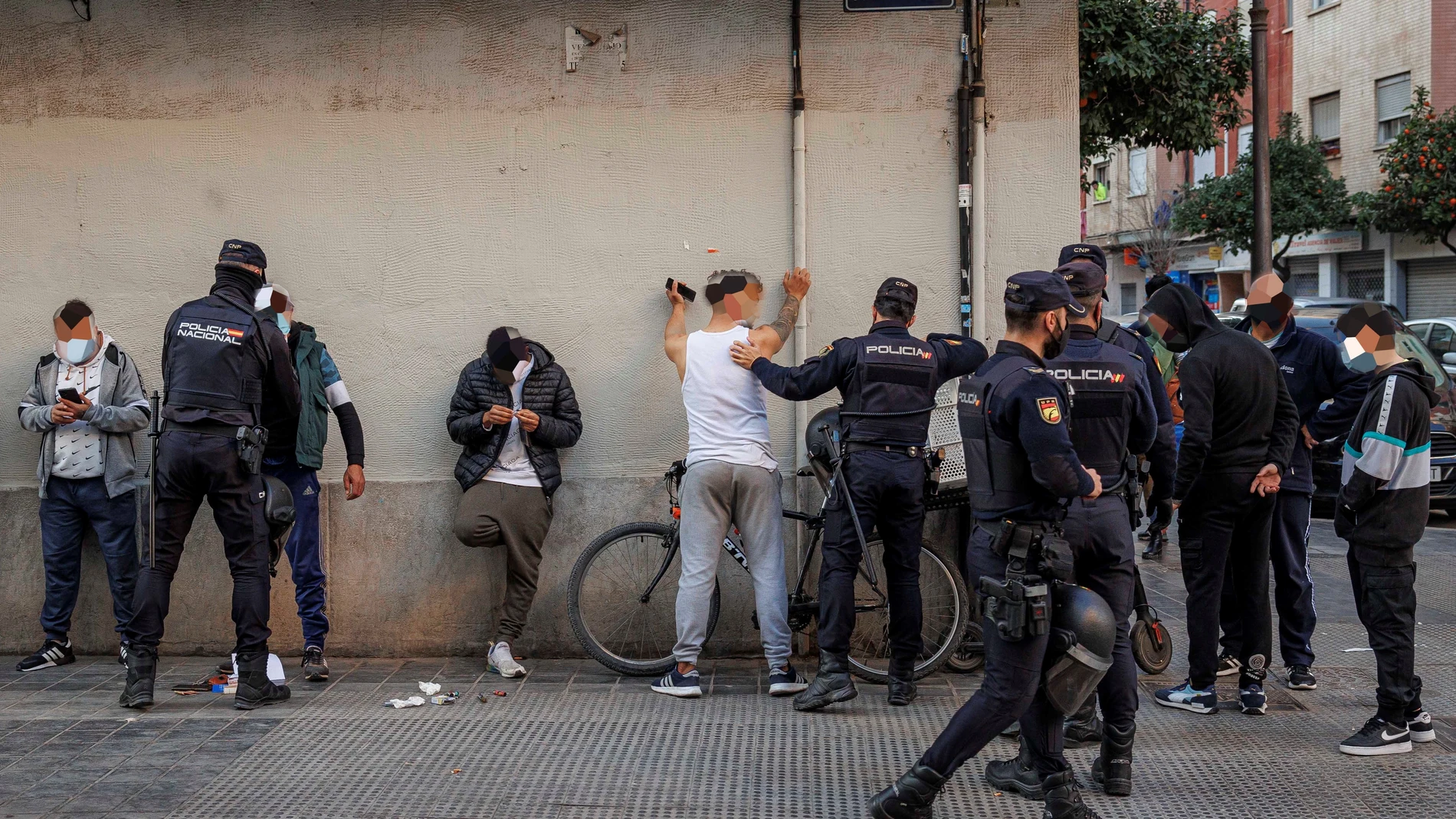 La Policía Nacional ha desplegado este jueves un amplio dispositivo contra la delincuencia en el barrio de Orriols de la ciudad de Valencia