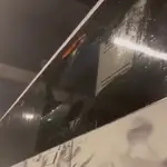  Espectacular lluvia de objetos al autobús del Real Madrid a su llegada a San Mamés: una luna rota