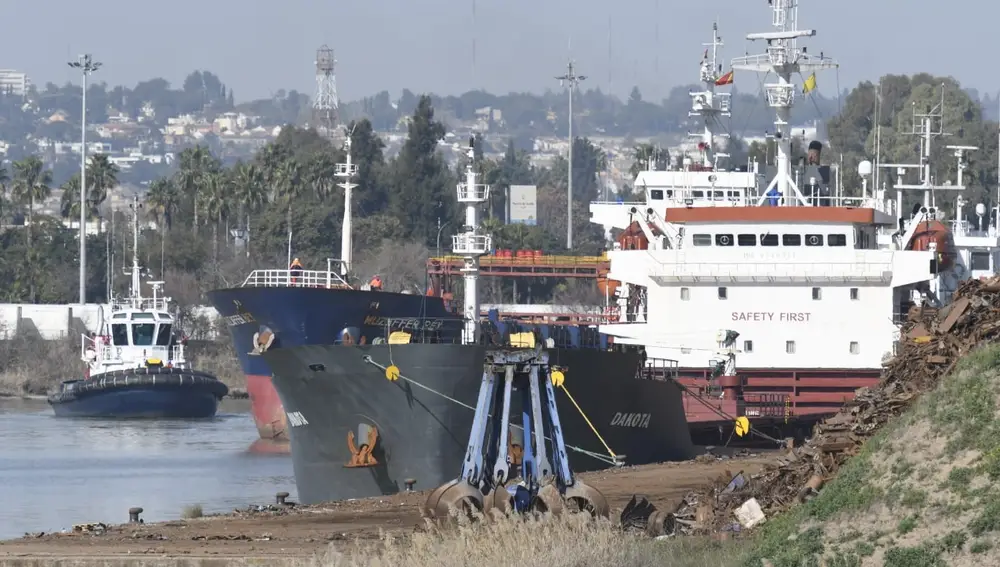 El segundo de los barcos con residuos tóxicos ha llegado este jueves al Puerto de Sevilla