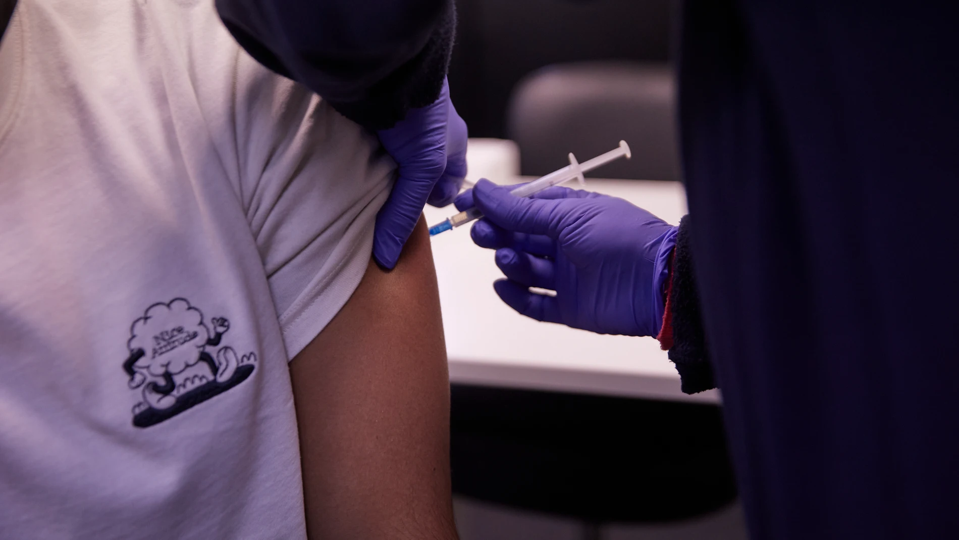 Detalle de una persona, de entre 18 y 29 años, recibiendo la tercera dosis de la vacuna contra el Covid-19, en el Centro de Salud Pavones de Madrid (España)