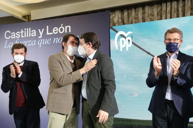 El candidato del Partido Popular a la Presidencia de la Junta, Alfonso Fernández Mañueco abraza en Ponferrada a Suárez-Quiñones, en presencia de Alberto Núñez Feijóo y Javier Santiago Vélez