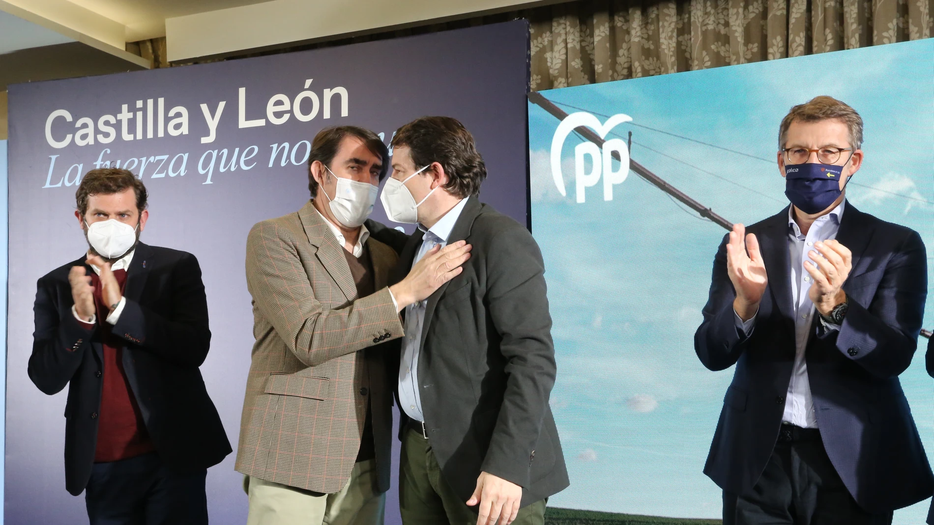 El candidato del Partido Popular a la Presidencia de la Junta, Alfonso Fernández Mañueco abraza en Ponferrada a Suárez-Quiñones, en presencia de Alberto Núñez Feijóo y Javier Santiago Vélez