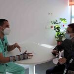 El oncólogo Ignacio Juez junto a Araceli, su paciente, en Fuenlabrada