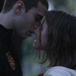 Clara Galle y Julio Peña protagonizan "A través de mi ventana" (Netflix)