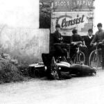 La motocicleta del guardia civil José Antonio Pardines, tirada en el suelo en el lugar en que fue asesinado el agente, la primera víctima de ETA, en la carretera entre Aduna y Villabona, el 7 de junio de 1968