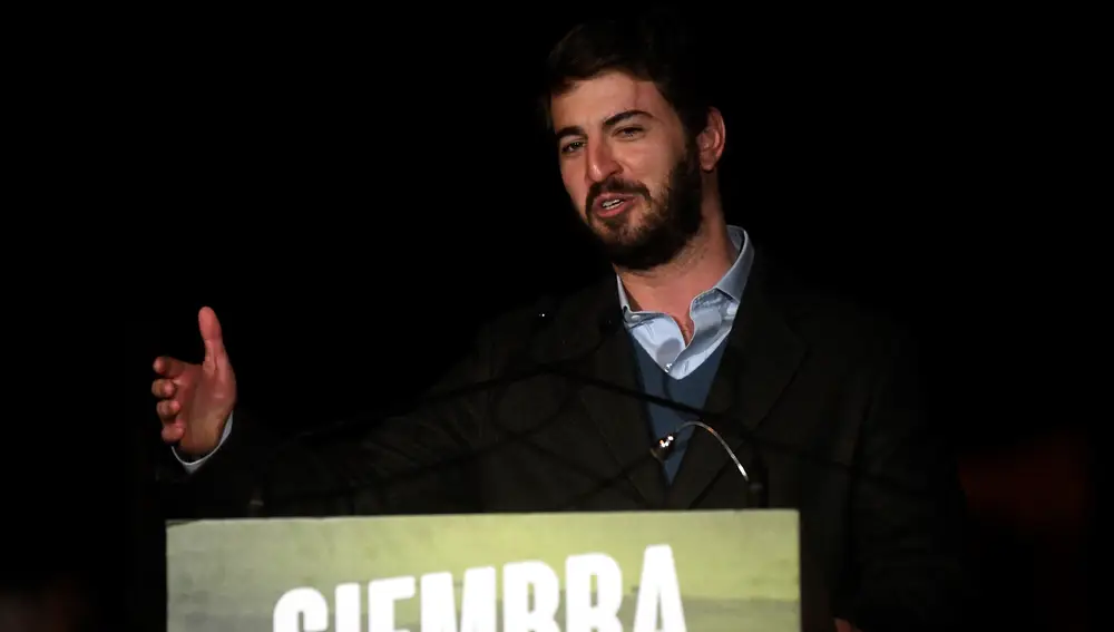 El candidato de Vox a la Presidencia de la Junta de Castilla y León, Juan García-Gallardo, durante su intervención en el mitin electoral para las elecciones autonómicas celebrado este jueves en la explanada exterior de la plaza de toros de Segovia.