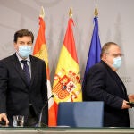 El consejero de Economía y Hacienda y portavoz, Carlos Fernández Carriedo, y el consejero de Sanidad, Alejandro Vázquez, comparecen en rueda de prensa posterior al Consejo de Gobierno