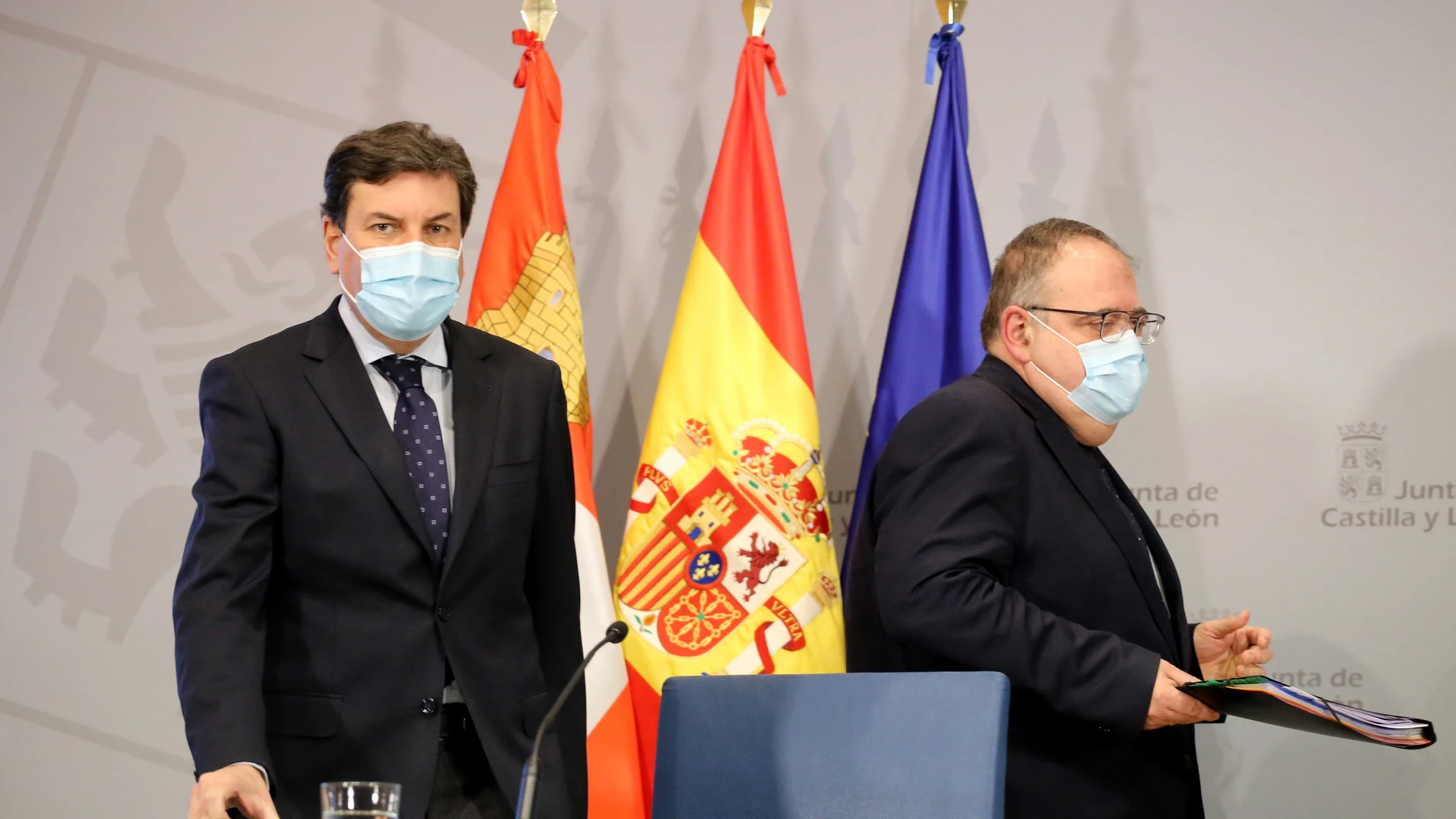 El consejero de Economía y Hacienda y portavoz, Carlos Fernández Carriedo, y el consejero de Sanidad, Alejandro Vázquez, comparecen en rueda de prensa posterior al Consejo de Gobierno