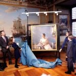 La familia real danesa descubre el nuevo retrato de la princesa Mary realizado por Jesús Herrera (en la imagen, a la izqda)