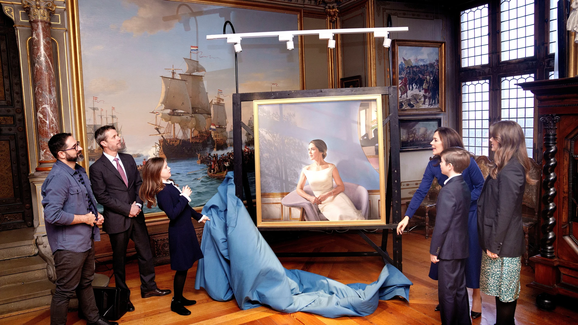 La familia real danesa descubre el nuevo retrato de la princesa Mary realizado por Jesús Herrera (en la imagen, a la izqda)
