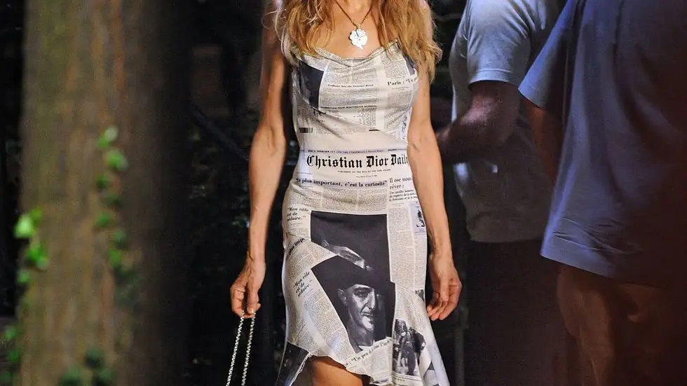 Carrie Bradshaw con el mítico vestido periódico.