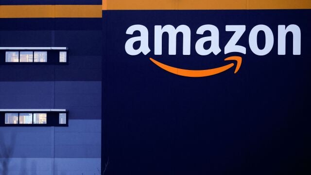 El logotipo de Amazon en un centro logístico de la empresa