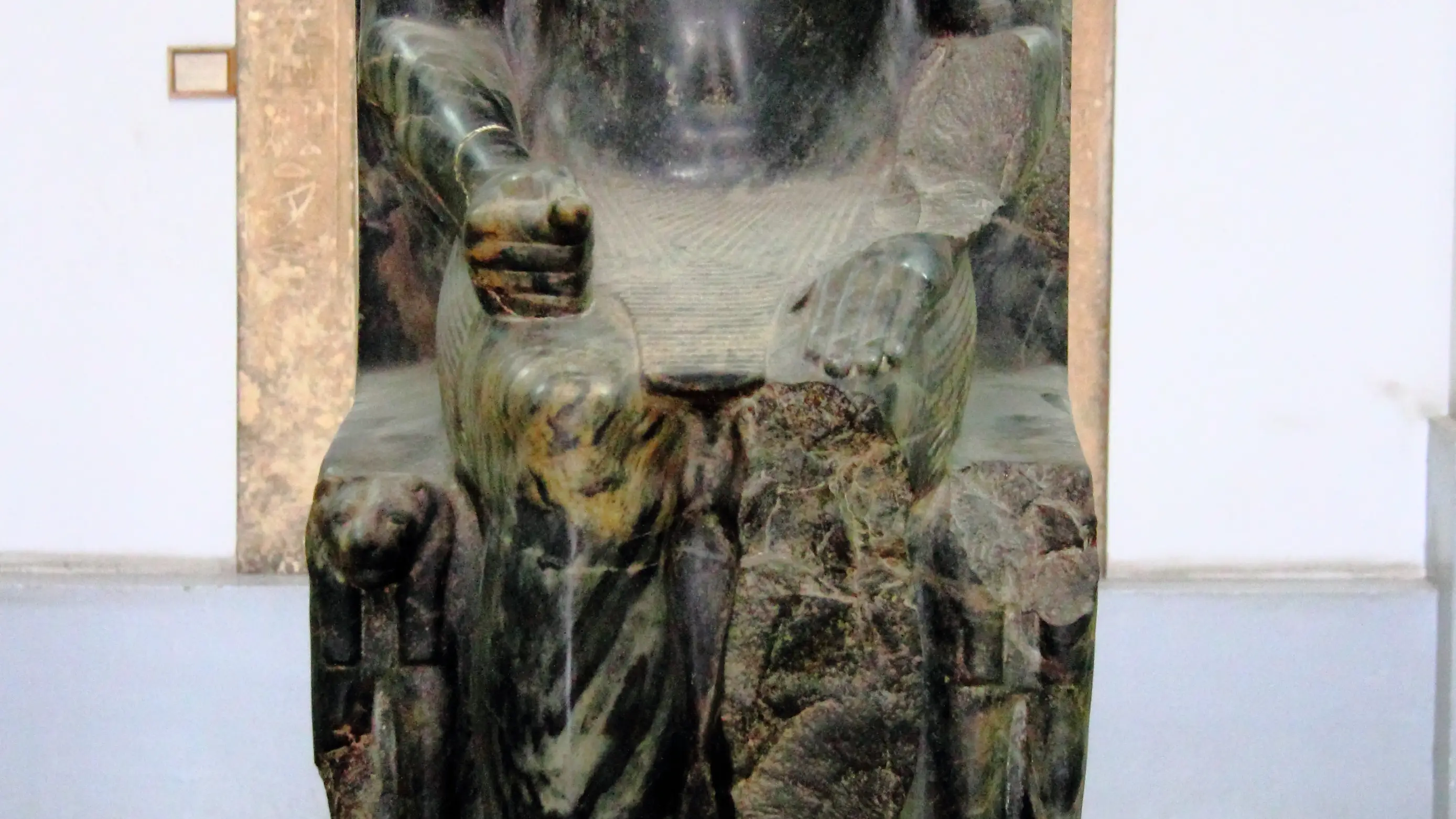 Estatua sedente del faraón Kefrén, hijo de Keops