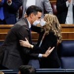 Pedro Sánchez y Yolanda Díaz se abrazan en una sesión plenaria en el Congreso de los Diputados del pasado jueves