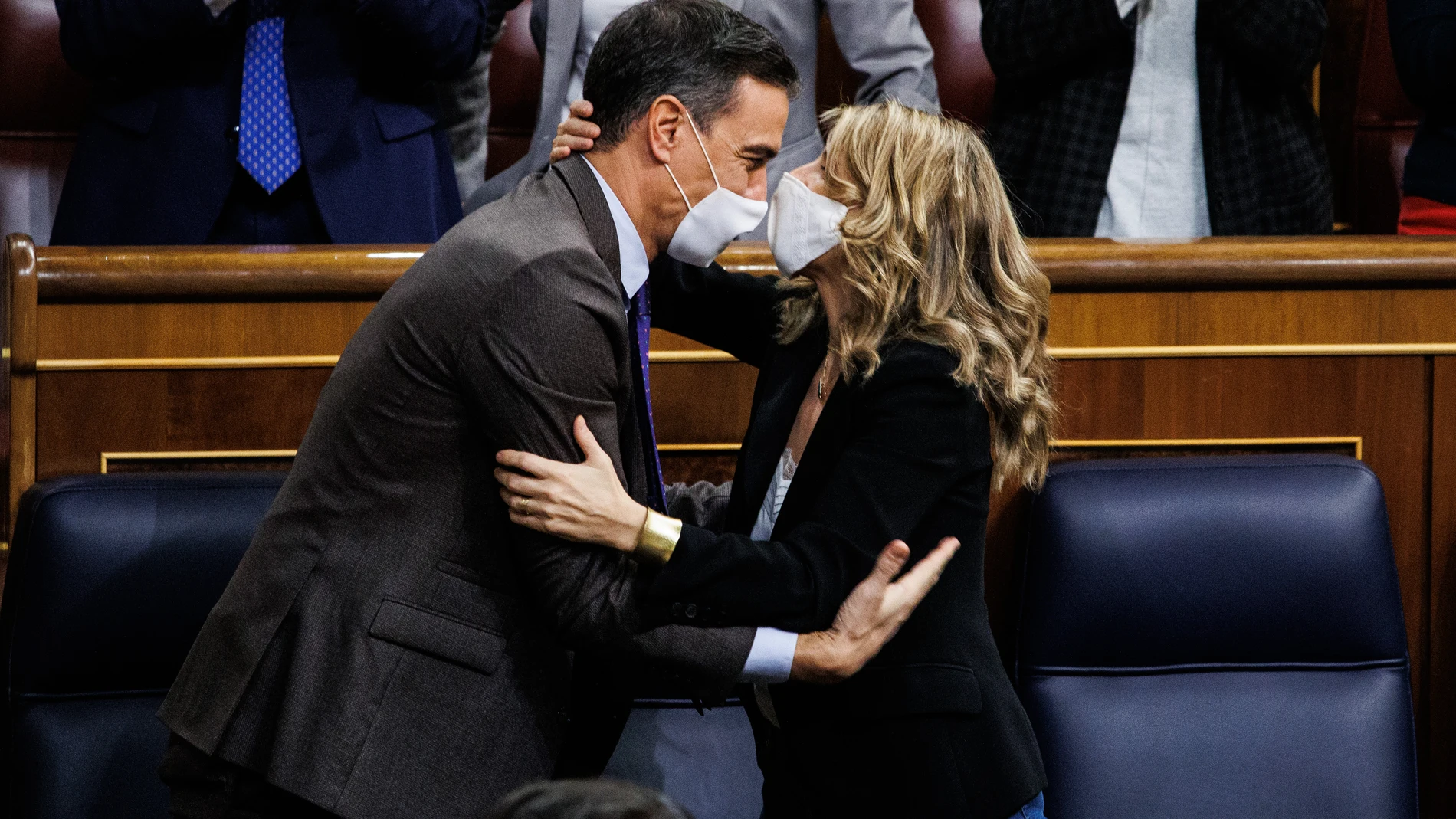 Pedro Sánchez y Yolanda Díaz se abrazan en una sesión plenaria en el Congreso de los Diputados del pasado jueves