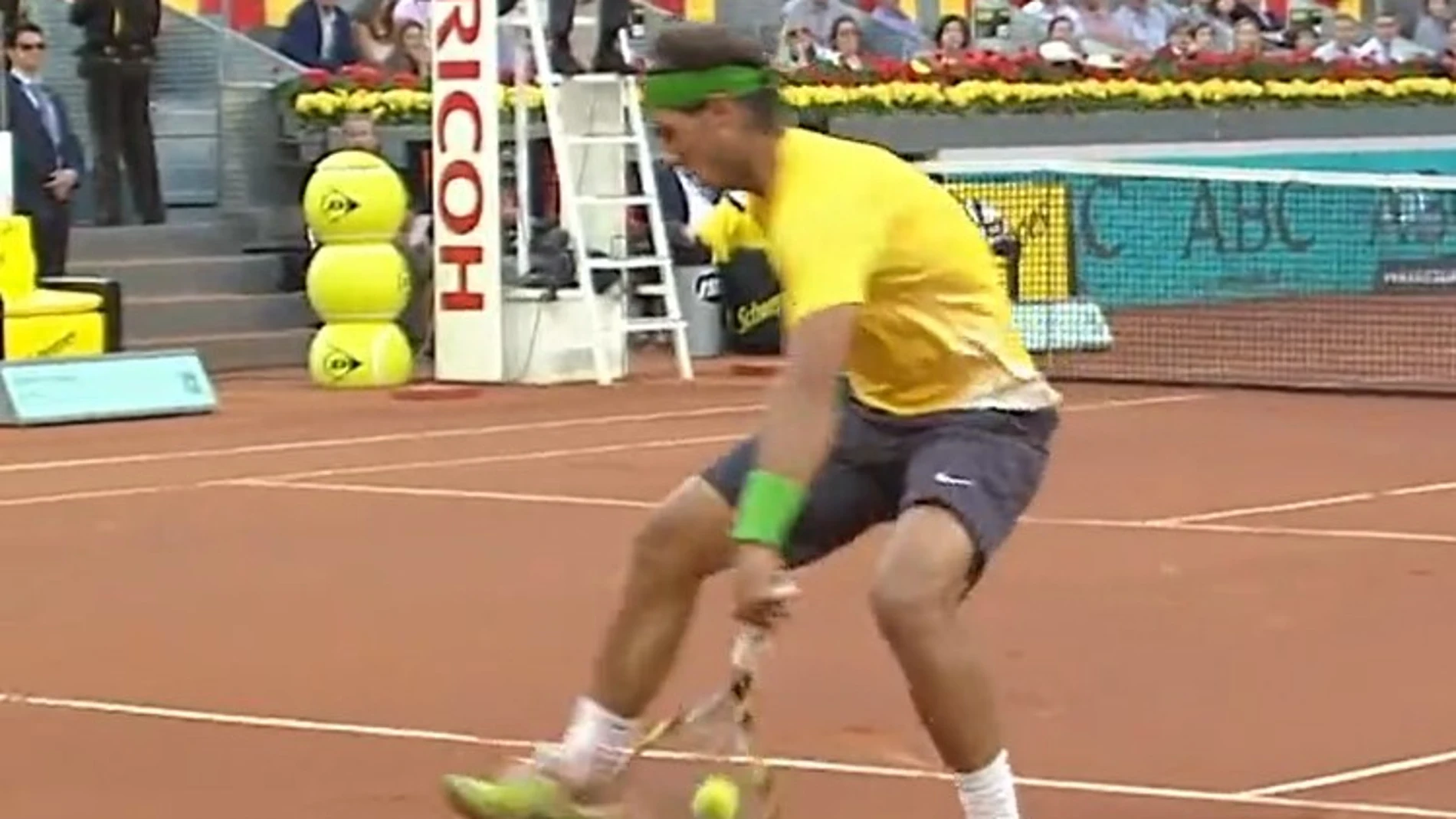 Uno de los puntos imposibles de Nadal, ante Djokovic por debajo de las piernas