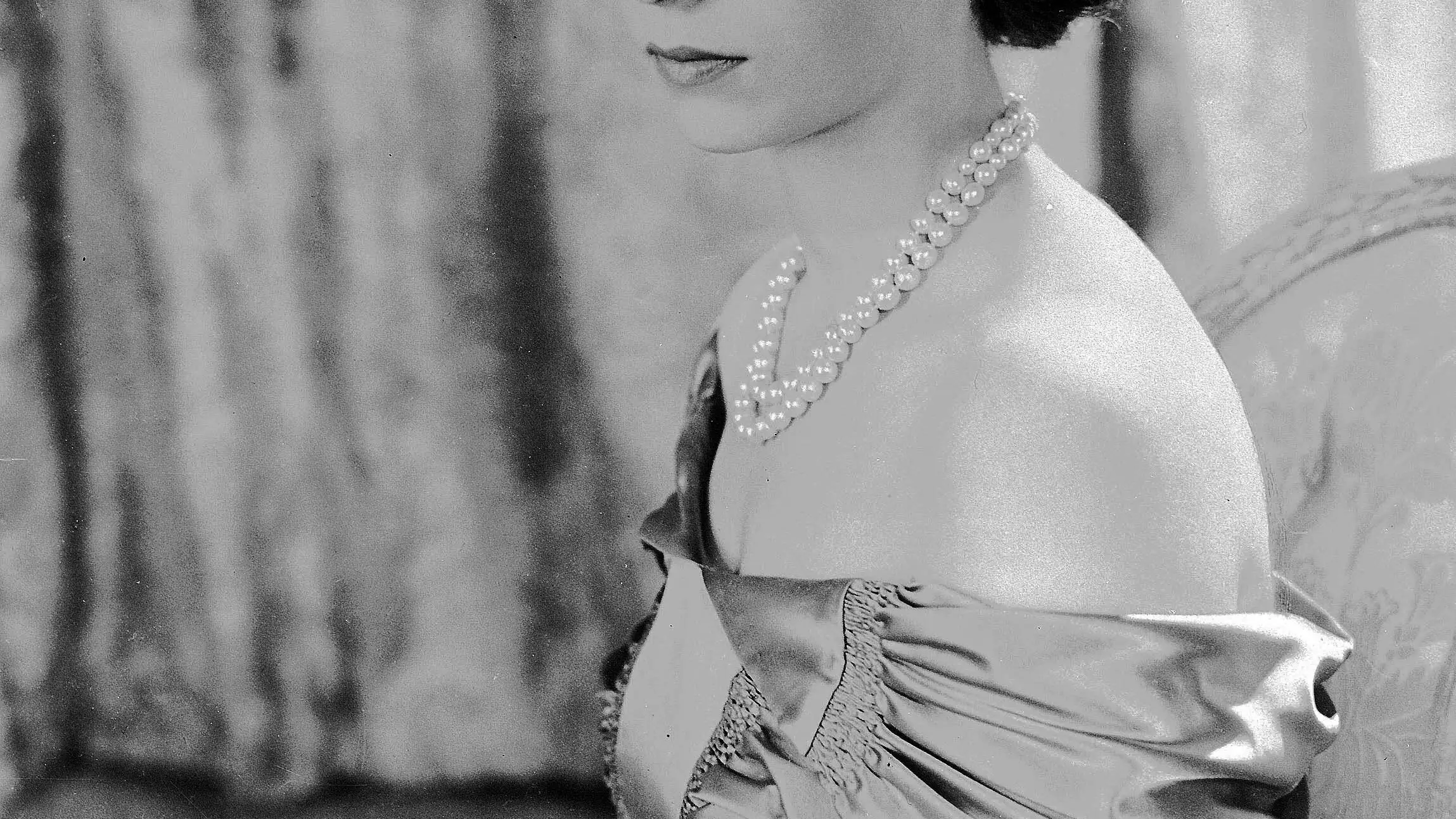 La reina Isabel II con un tiara de diamantes y collar de perlas