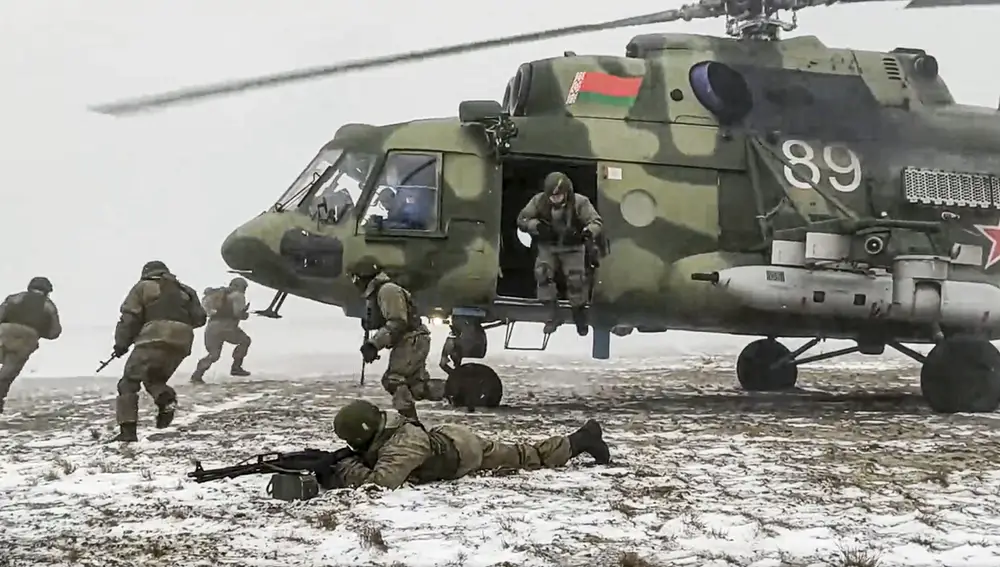 En esta foto tomada de un vídeo y publicada por el Servicio de Prensa del Ministerio de Defensa ruso, soldados participan en los ejercicios militares conjuntos de Bielorrusia y Rusia en el campo de tiro de Brestsky, Bielorrusia
