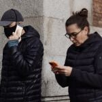 Un hombre camina con mascarilla y una mujer sin mascarilla,