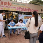 Una niña hace cola en la 'vacuguagua’ para recibir la vacuna contra la covid en un colegio de Gran Canaria, Islas Canarias (España)